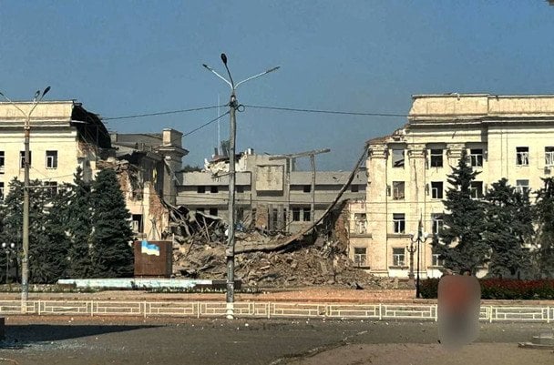 Россияне дважды влупили по зданию Херсонской ОВА: в Сети появились кадры удара