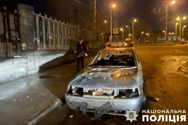 Чоловік так і не зміг пояснити, для чого він підпалив чужу автівку / Фото: Поліція Києва