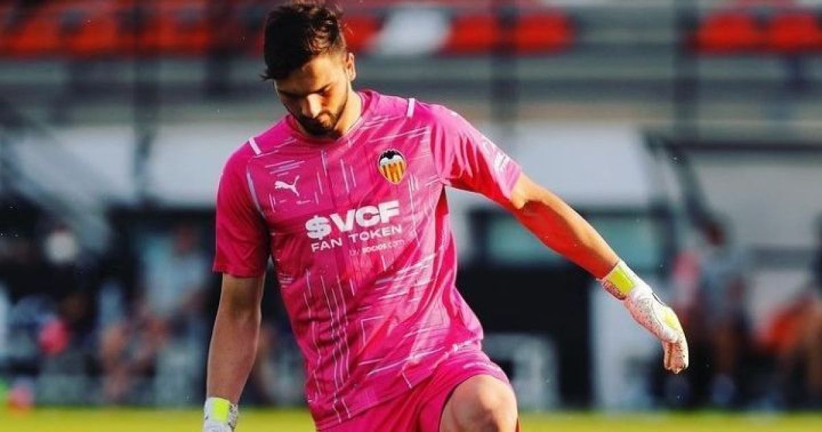 Набрал лишние килограммы: голкипера "Валенсии" не допустили на матч против чемпиона Испании