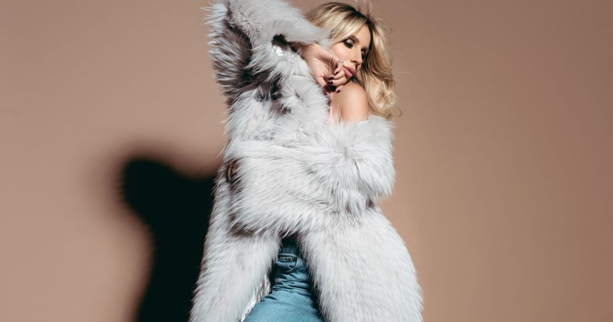 Спокуслива LOBODA показала фігуру в купальнику на сторінках глянцю