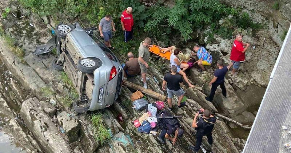 Машина впала з 10-метрової висоти: на Закарпатті водій з сім'єю на авто злетіли з мосту в річку (фото)