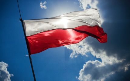 От России требуют пояснений из-за флагов на польских мемориалах