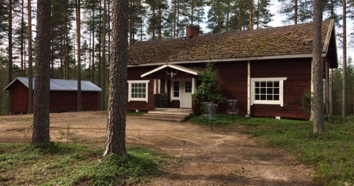 Будиночок мисливського клубу, в якому жили українці.