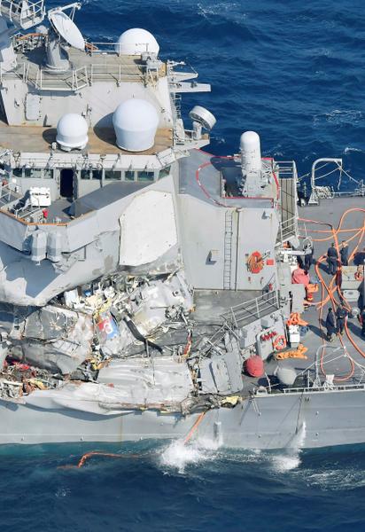 Внаслідок зіткнення есмінця ВМС США і торгового судна зникли безвісти сім моряків