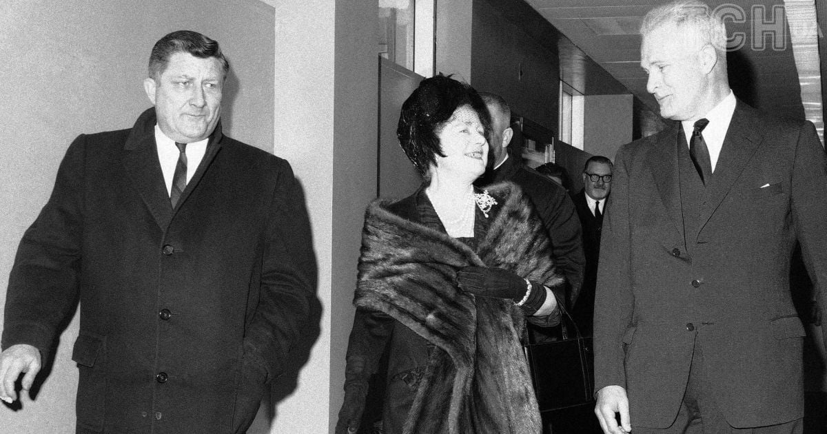 Была модницей, любила меха и бриллианты: зимний стиль Елизаветы Боуз-Лайон - королевы-матери