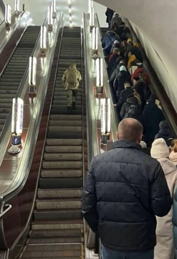 Військовий ЗСУ в метро Києва / Фото: Instagram.com/kudrenkobogdan)