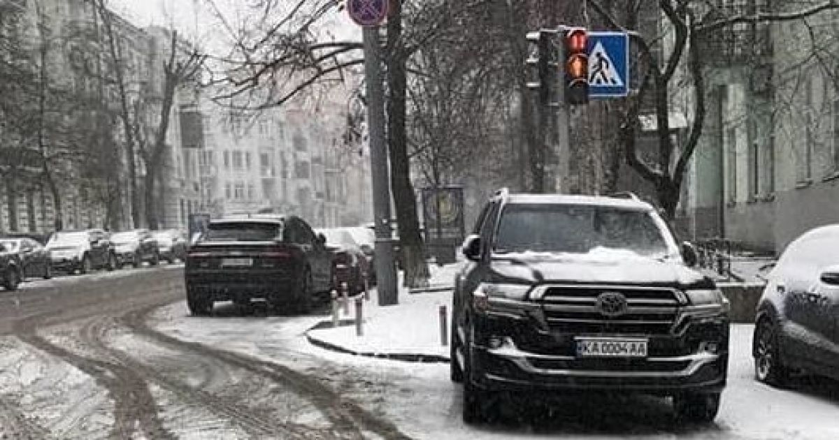 Арахамия припарковался на "зебре" возле ОП и был оштрафован