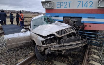 В Донецкой области столкнулись поезд и легковушка: есть погибший