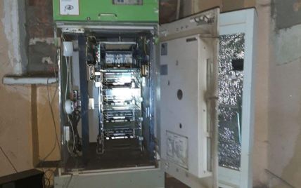 В селе в Черкасской области разбили банкомат и украли из него деньги: фото