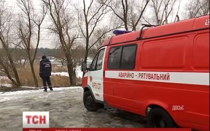 В Кривом Роге дети провалились под лед на реке: один мальчик погиб