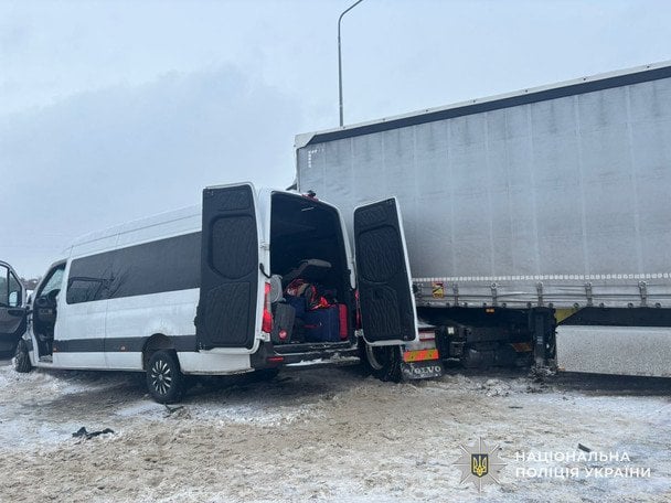 Внаслідок зіткнення мікроавтобуса й вантажівки загинула одна людина, п’ять осіб отримали травми.  / © Поліція Львівської області
