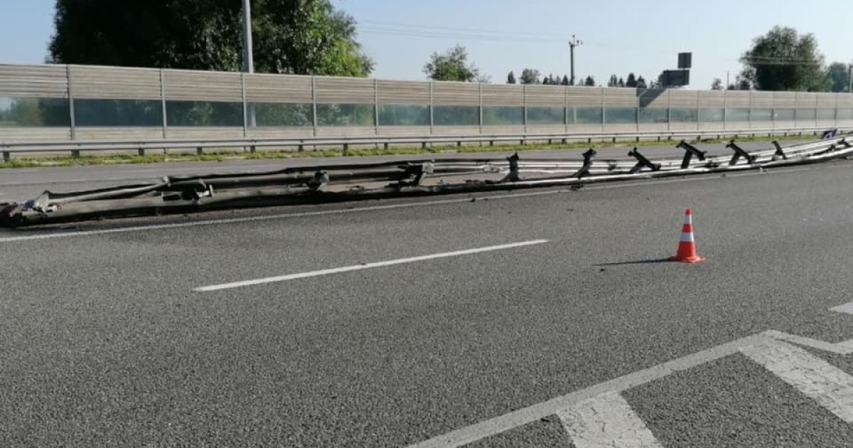 У Київській області маршрутка влетіла у відбійник і перекинулась: шестеро травмованих