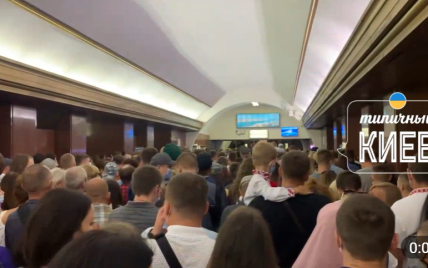 В киевском метро сломался эскалатор из-за большого количества людей: видео