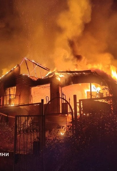 Охоплений вогнем будинок на Харківщині через російську атаку 20 жовтня