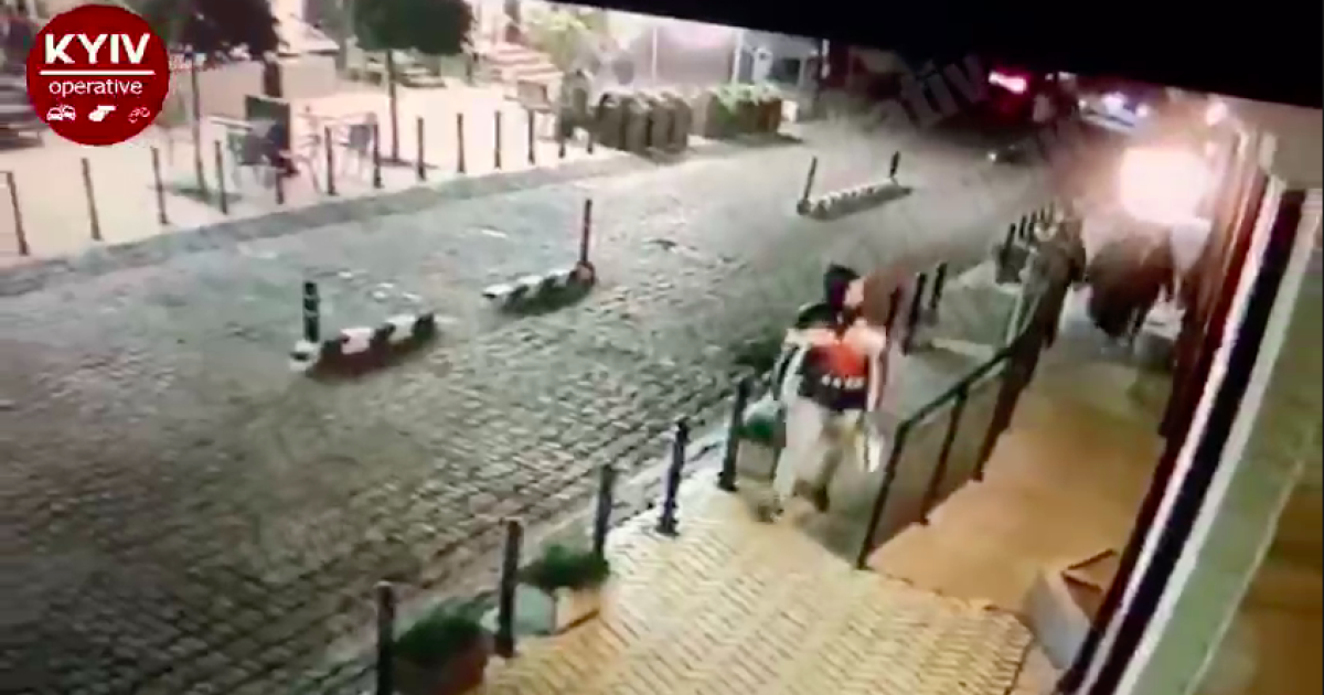 В Киеве неизвестный поджег дом на Воздвиженке: поджигателя задержали