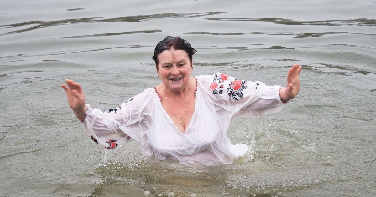 Полезно ли нырять в прорубь на Крещение: врач рассказал о рисках