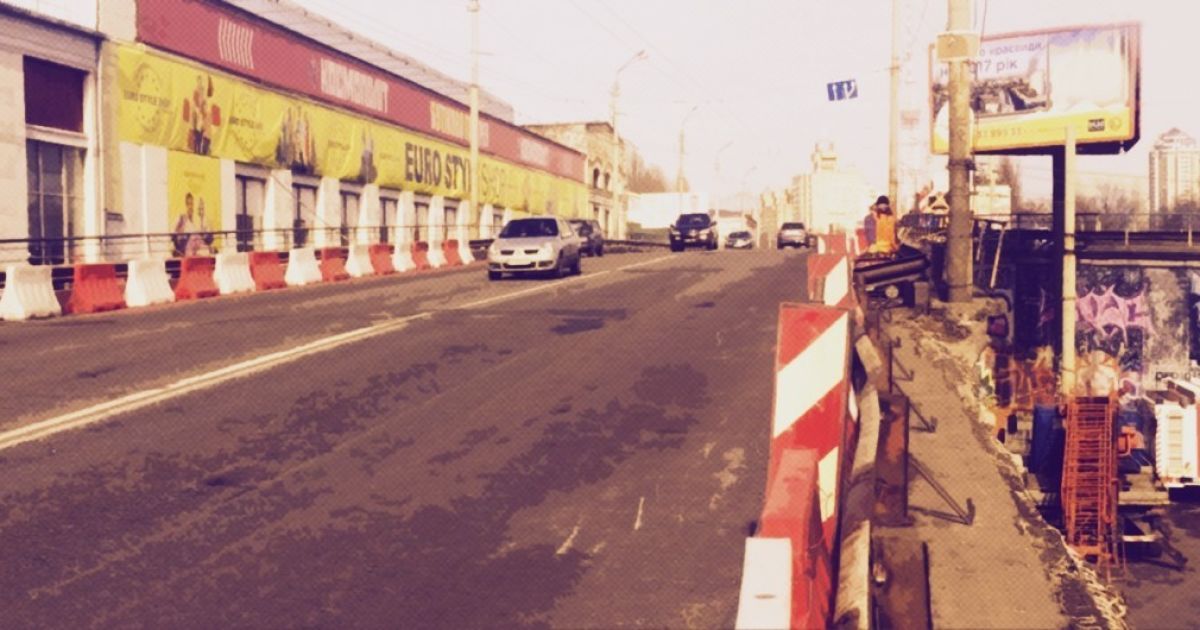У Києві на Шулявському шляхопроводі з асфальту вилізла арматура: пошкоджені авто