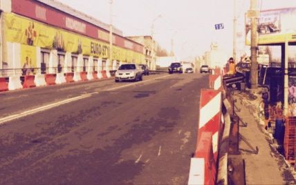 В Киеве на Шулявском путепроводе из асфальта вылезла арматура: поврежденные авто