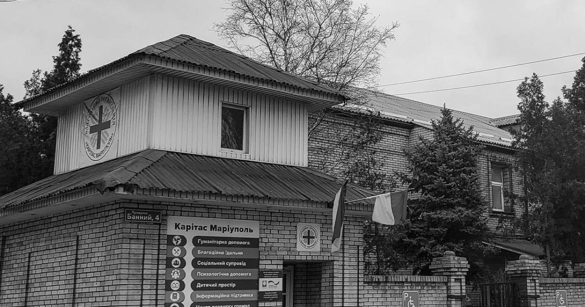 У Маріуполі росіяни з танка розстріляли будівлю благодійного фонду "Карітас": відомо про смерть 7 людей