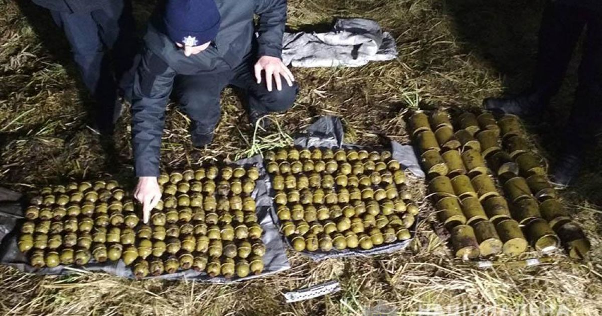 Прохожий наткнулся на две сотни боевых гранат в кустах на Хмельнитчине