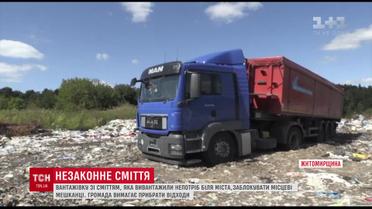 На Житомирщине селяне взяли в осаду фуру со львовским мусором