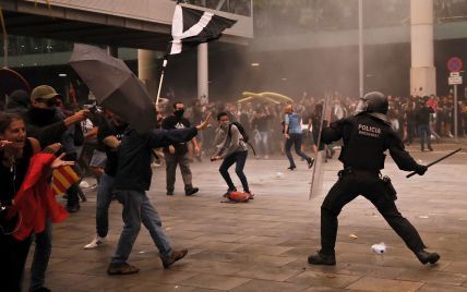 Заблокированные дороги и столкновения с полицией. В Каталонии не прекращаются протесты сторонников независимости