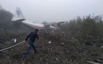 Аварійне приземлення літака біля Львова: загинули п'ятеро осіб, є поранені