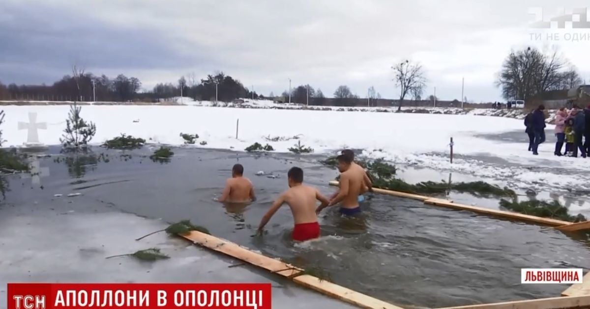 На Крещение украинцы теряли в прорубях собак и одевали подарочные вышиванки