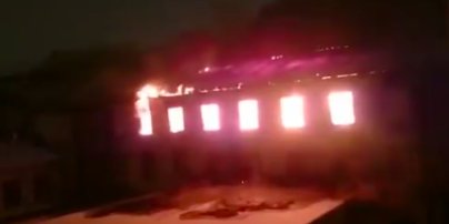 Огонь охватил здание Военно-морского института в Санкт-Петербурге