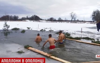На Водохреще українці губили в ополонках собак і вдягали подарункові вишиванки