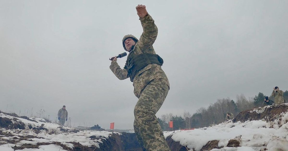 В каске, с гранатой и под танком: Кличко с подчиненными прошли военные учения