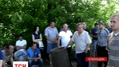 Жители города Лановцы заблокировали въезды на местный свинокомплекс