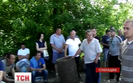 На Тернопільщині місцеві жителі оточили свиноферму блокпостами