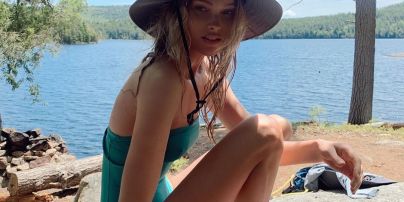 В капелюсі і бірюзовому купальнику: Ельза Госк відпочиває на природі