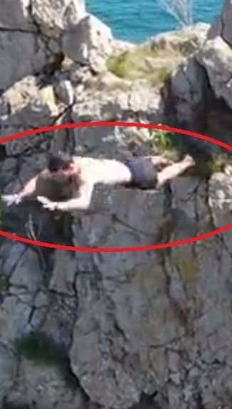 В Англии сняли ошеломляющее падение парня со скалы и его спасение