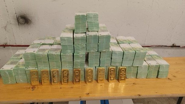 В Угорщині показали гроші та золото, які конфіскували у затриманих українців / © Уряд Угорщини