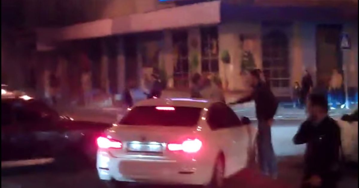 Мужчина быстро залез на капот иномарки