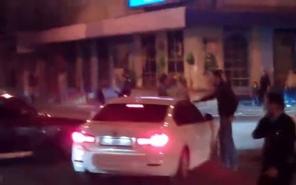 В Харькове мужчина держал наглую нарушительницу до приезда полиции, катаясь на капоте ее иномарки