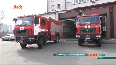 Припаркованные авто блокируют выезд для пожарной машины – спасатели