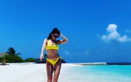У день народження на пляжі: Христина Шишпор у яскравому бікіні похизувалася фігурою