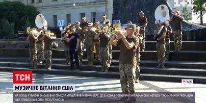 В центре Львова оркестр устроил музыкальный флешмоб ко Дню Независимости США
