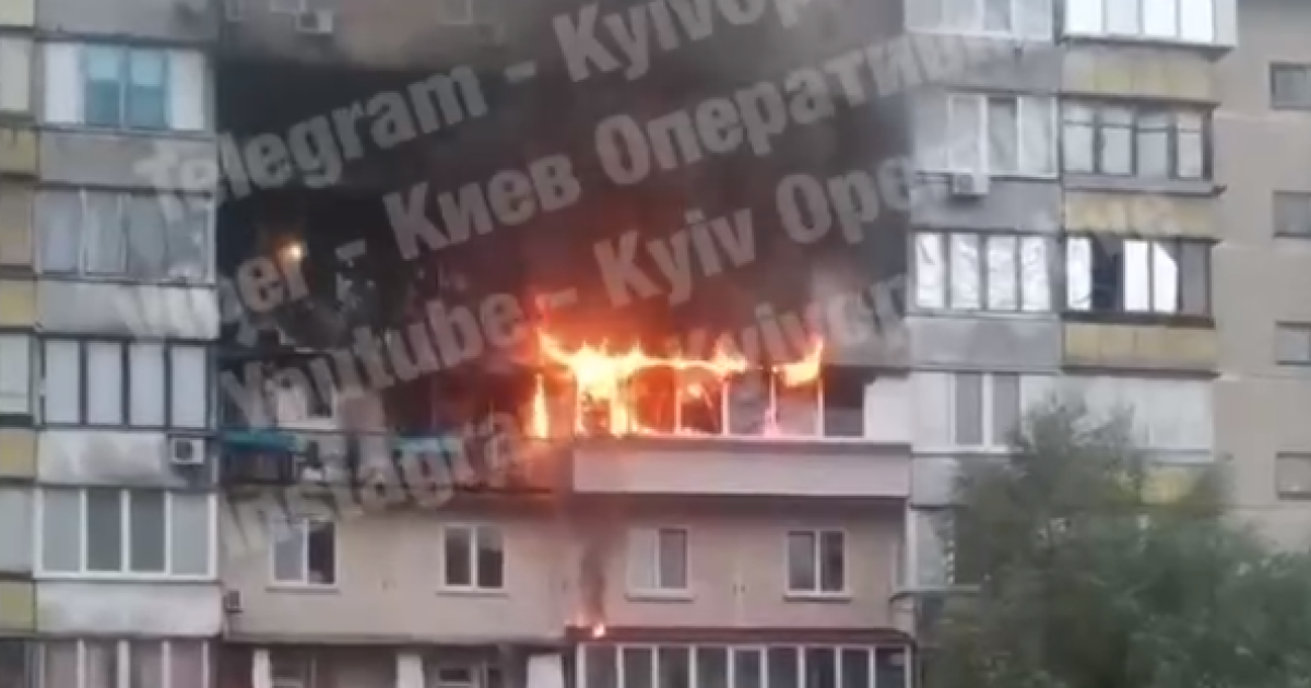 В Киеве загорелся балкон многоэтажки: видео