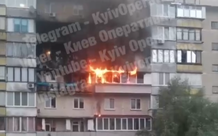 В Киеве загорелся балкон многоэтажки: видео