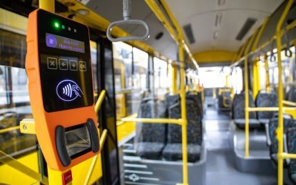 Полез первым и получил сдачи: в Одессе водитель троллейбуса оказывала пинков пассажиру (видео)