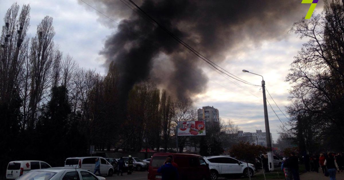 ринок горить в Одесі_2 / © 7 канал
