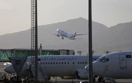 Цепляются за шасси самолета и падают во время полета: журналисты показали жуткие кадры из Кабула