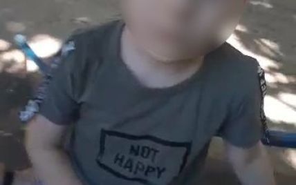 У Харкові 4-річний хлопчик застряг у дитячій гірці (відео)