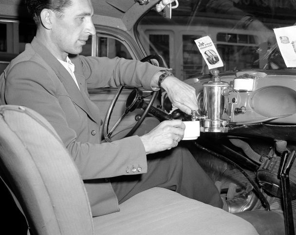 Электрическая миниатюрная кофемашина, которая крепится на панель приборов автомобиля показана 4 августа 1950. Эту машину можно использовать для приготовления супов, кипячения яиц или нагрева воды для мытья или бритья. Называется кофеваркой "Iro", она продается примерно за 10 долларов и изготавливается во Франкфурте, Германия. / © Associated Press