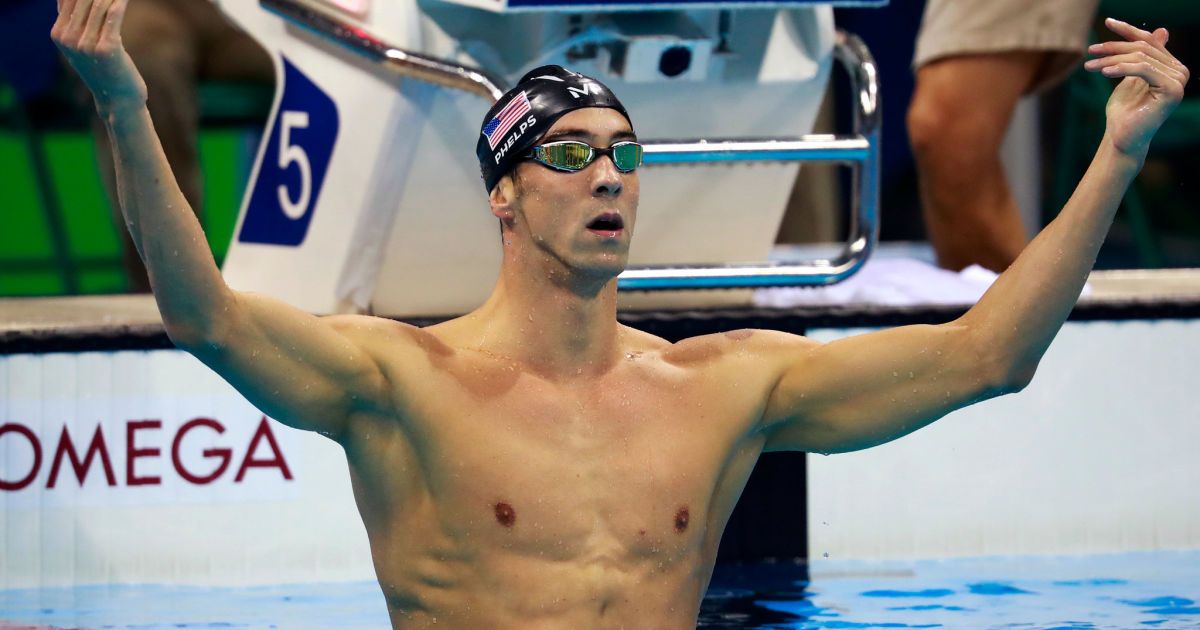 Легендарный пловец Фелпс посоревновался с белой акулой на 100-метровке