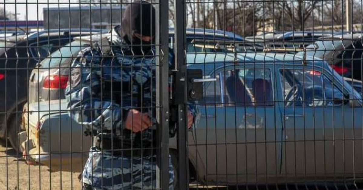 Село под Симферополем вторые сутки в окружении силовиков